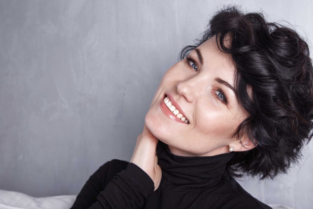 Porträt einer brünetten Frau mit leichtem Make-up